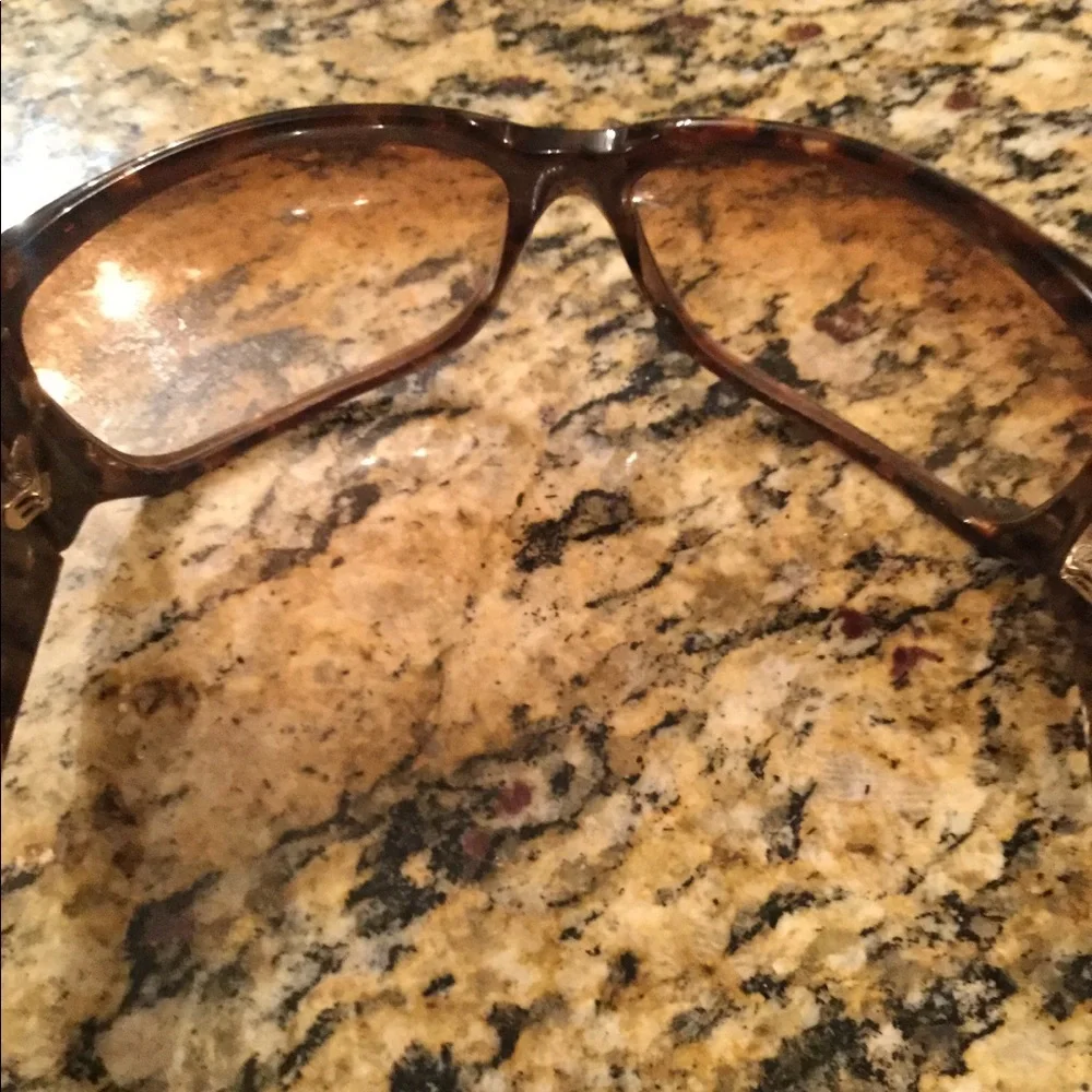 Gucci Wrap Around Tortoise Pattern Sunglasses - Picture 4 of 8